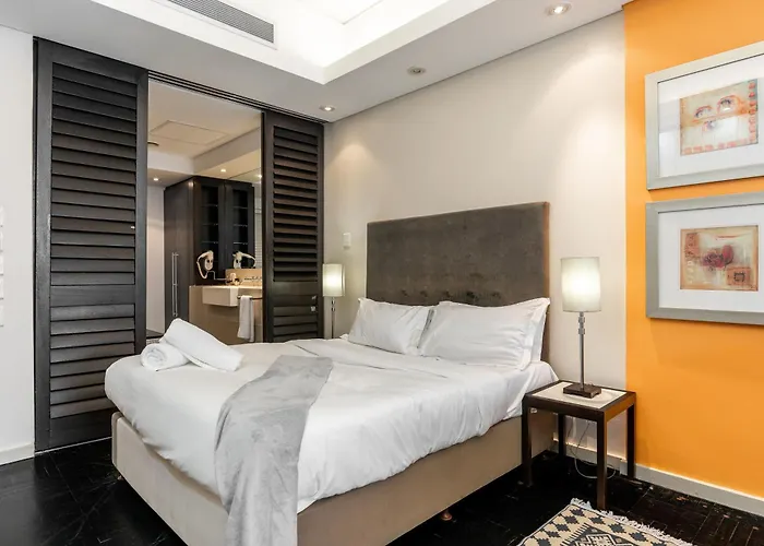 City Centre Spacious Studio Apartment With Pool, Parking, And Gym Access!