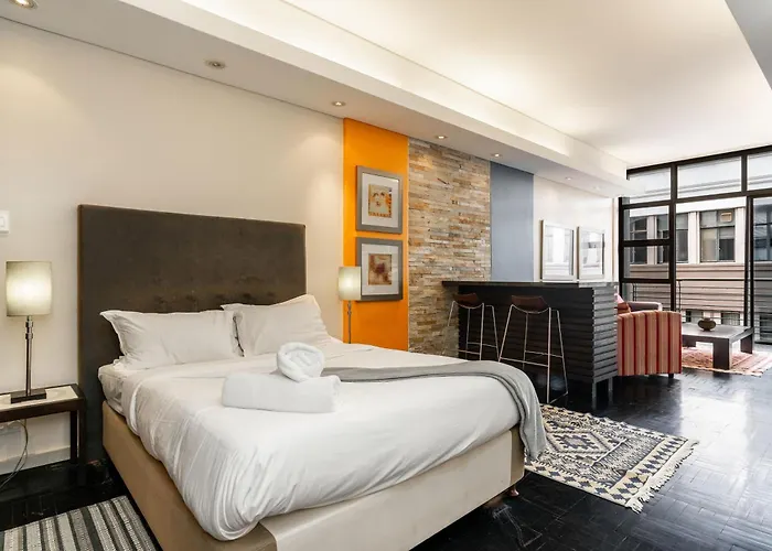 City Centre Spacious Studio Apartment With Pool, Parking, And Gym Access!