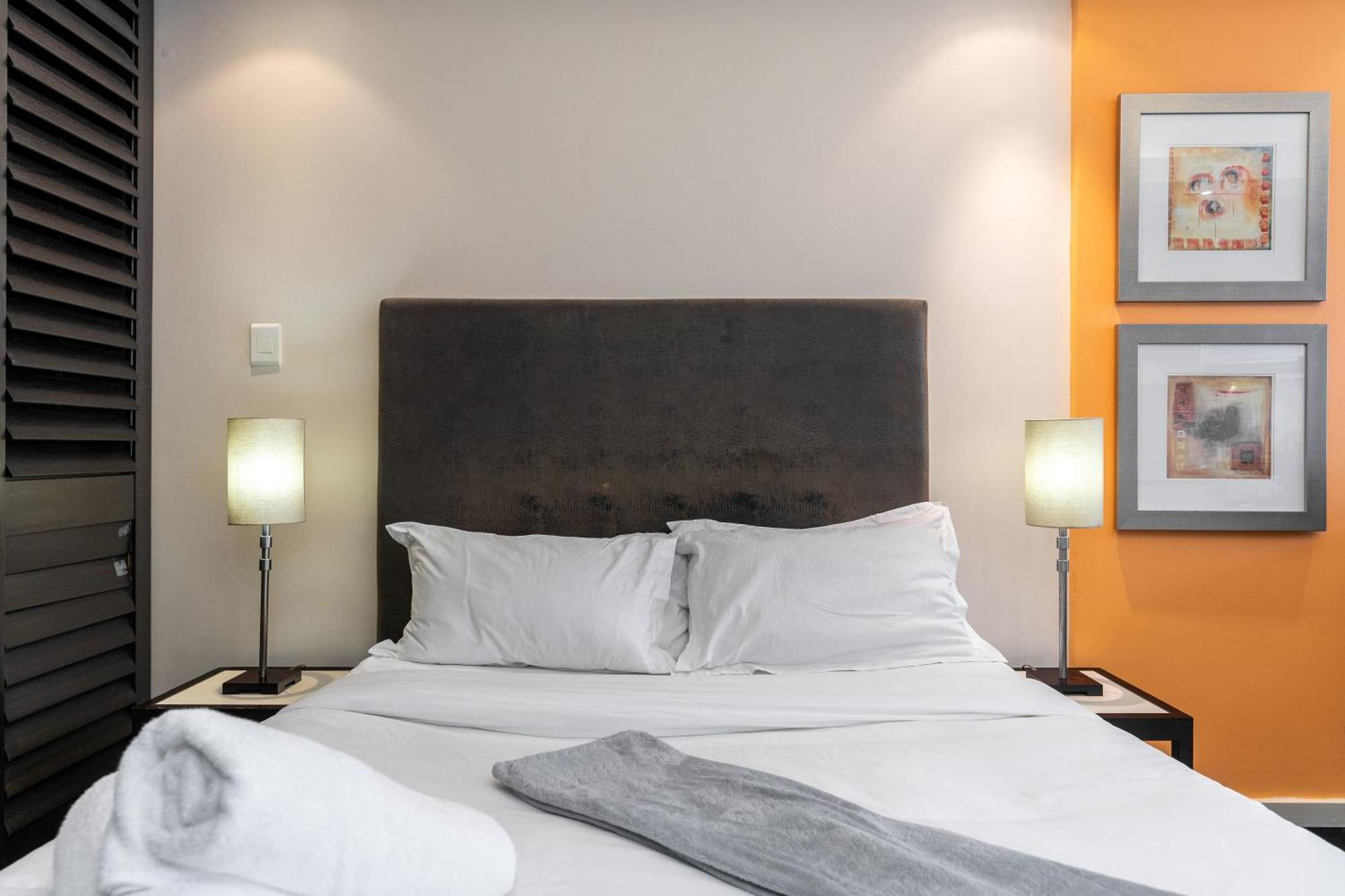 City Centre Spacious Studio With Pool, Parking, And Gym Access! *