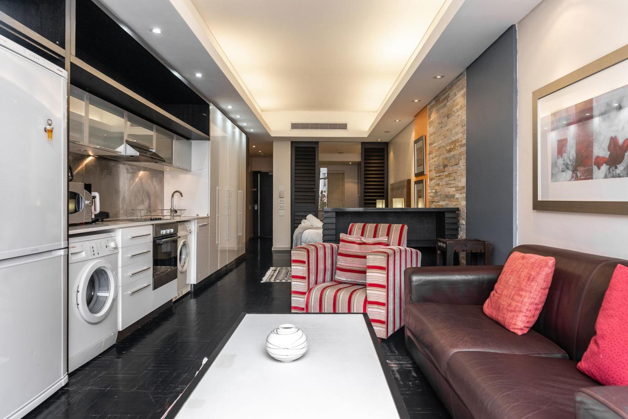 City Centre Spacious Studio With Pool, Parking, And Gym Access! Apartment Cape Town