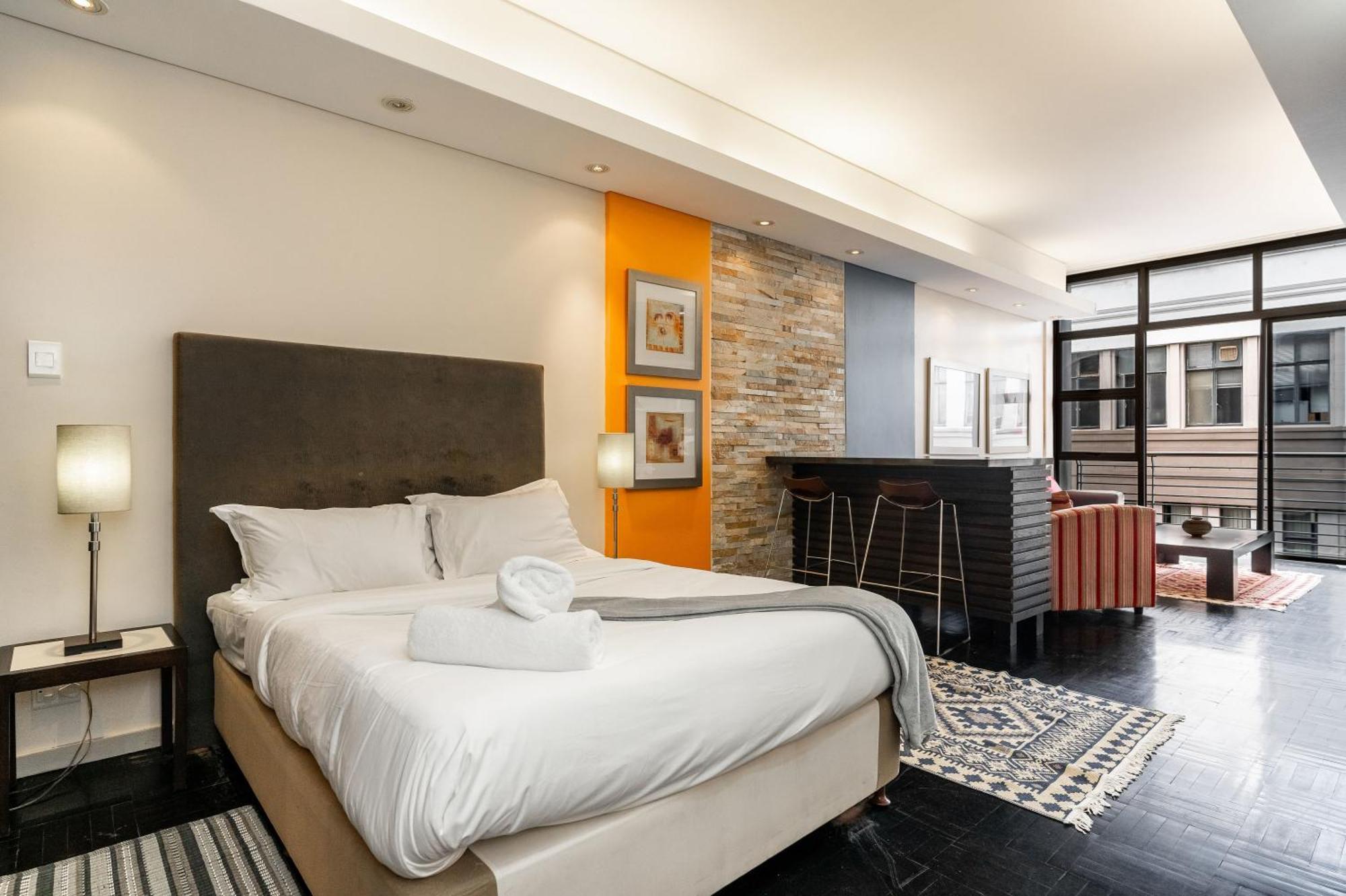 City Centre Spacious Studio With Pool, Parking, And Gym Access!