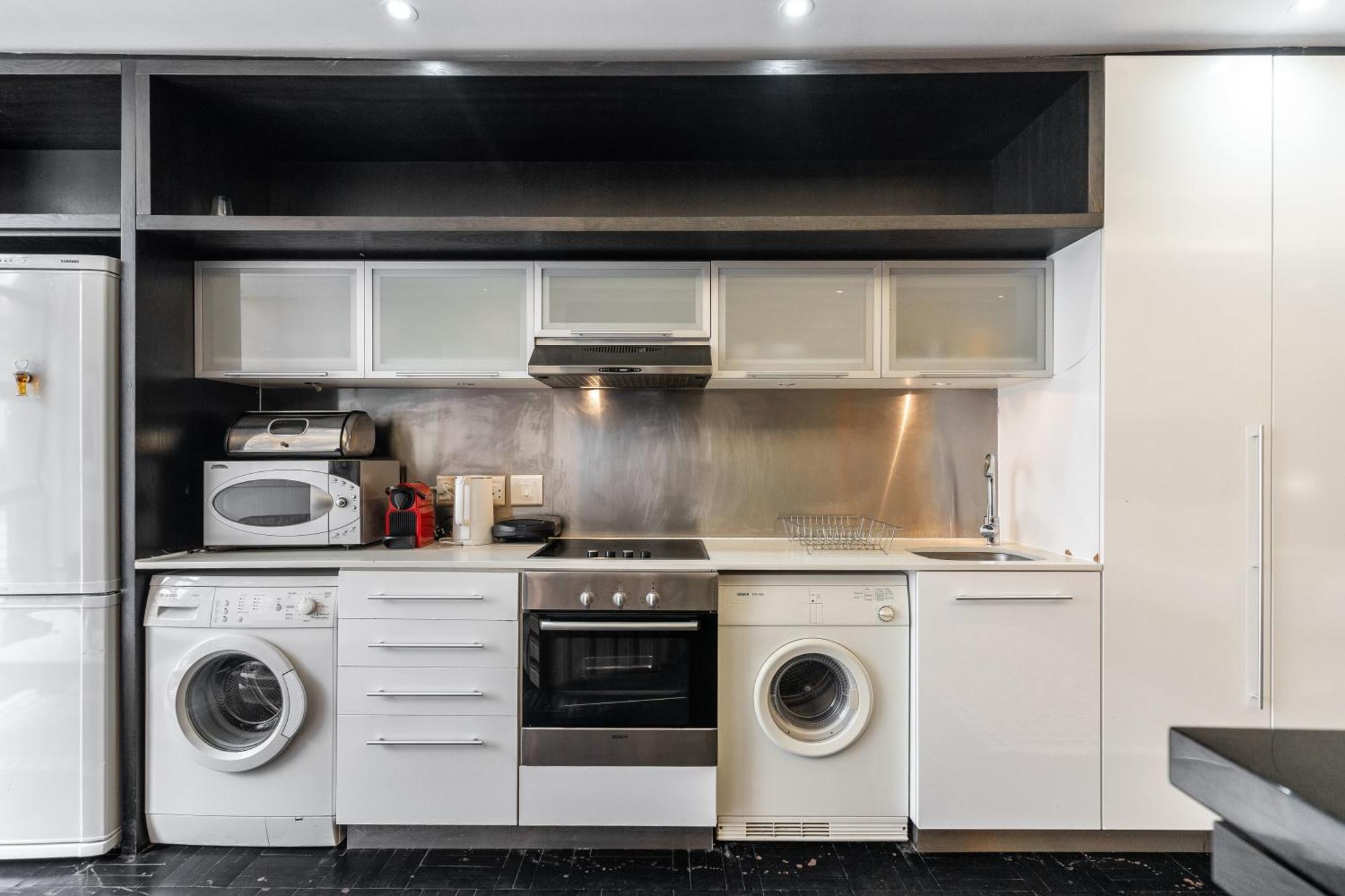 City Centre Spacious Studio With Pool, Parking, And Gym Access! Apartment