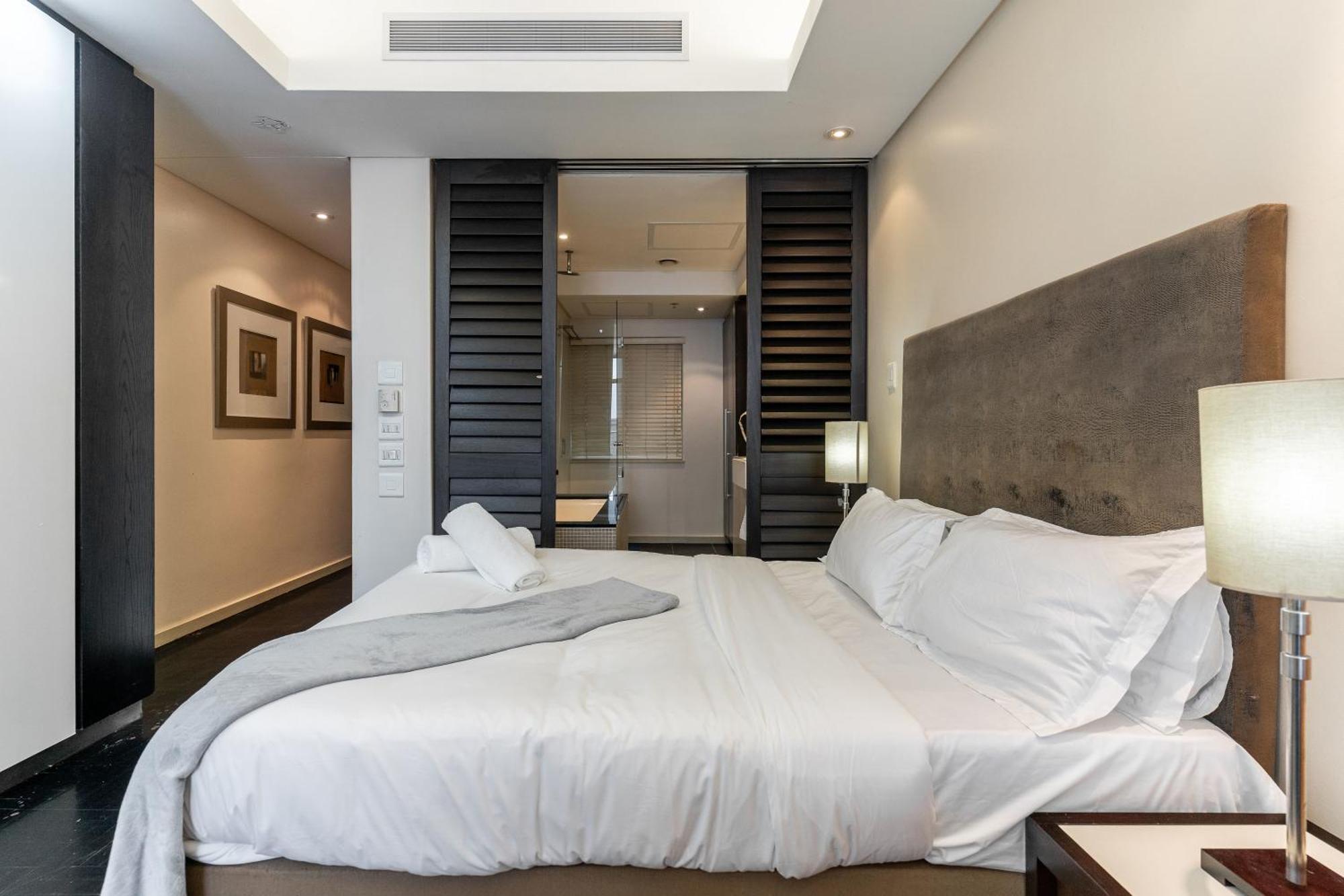 City Centre Spacious Studio With Pool, Parking, And Gym Access! * Cape Town