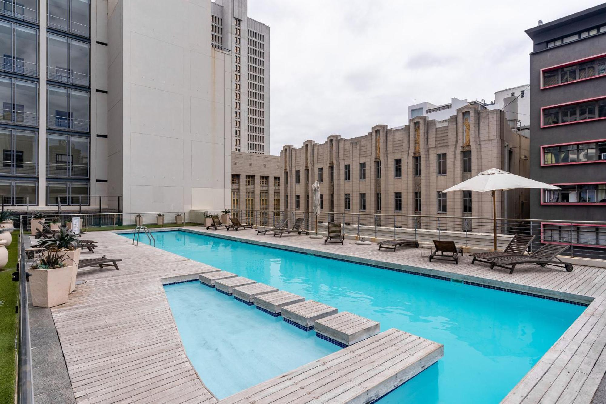 Apartment City Centre Spacious Studio With Pool, Parking, And Gym Access!