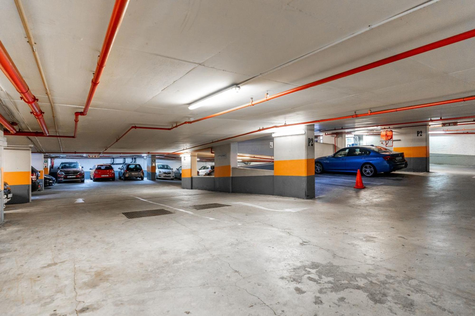 City Centre Spacious Studio With Pool, Parking, And Gym Access! Apartment *