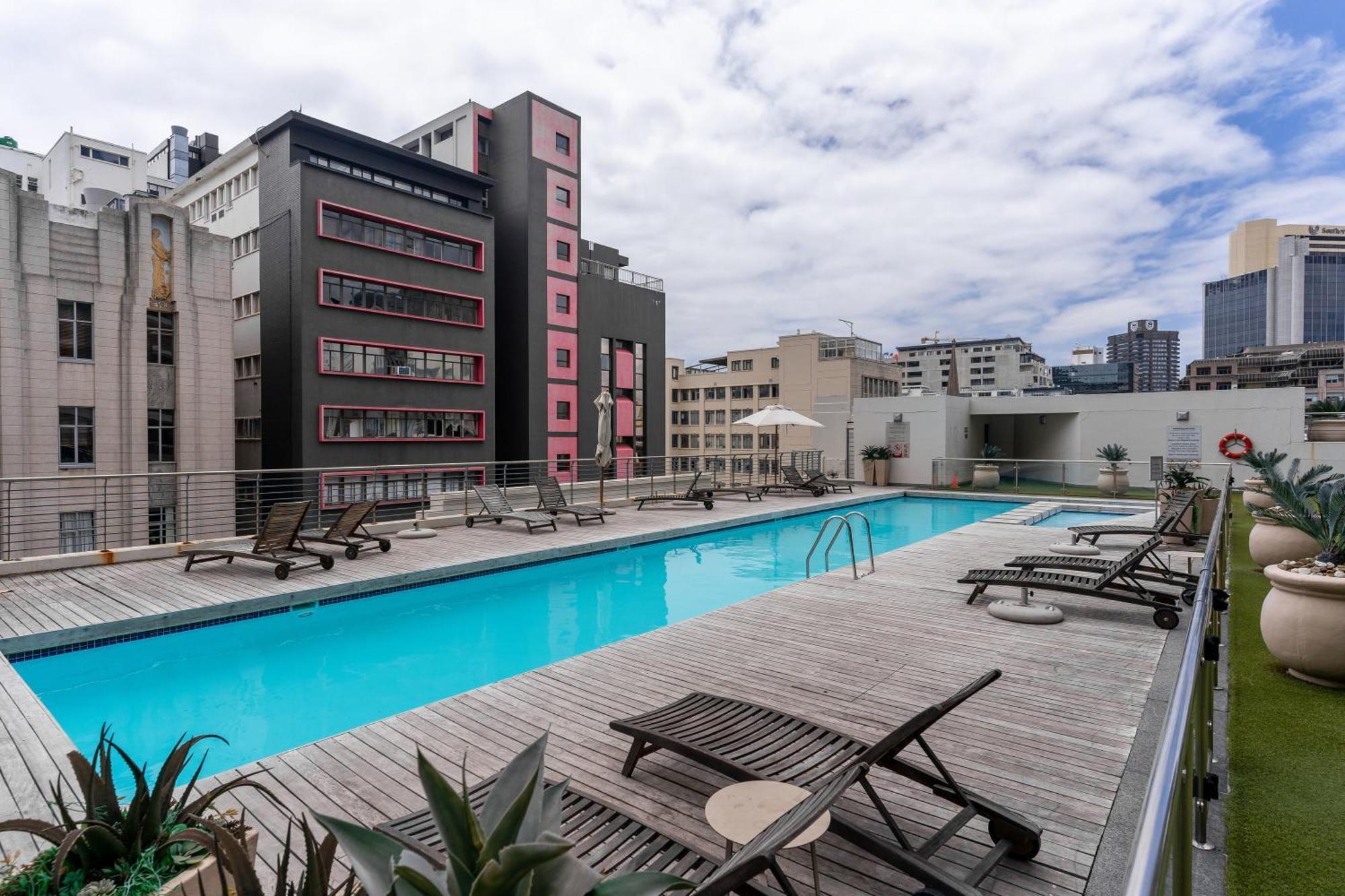 City Centre Spacious Studio With Pool, Parking, And Gym Access!