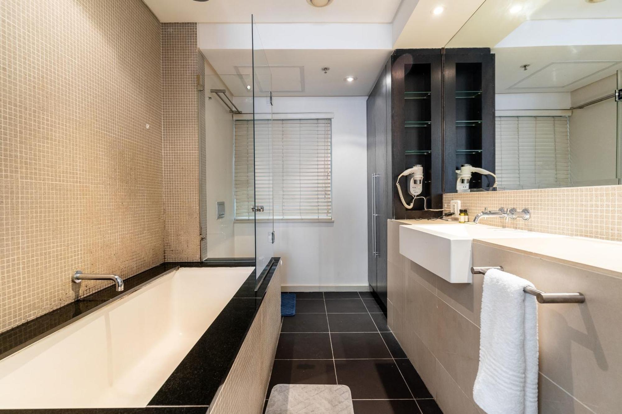 City Centre Spacious Studio With Pool, Parking, And Gym Access! Apartment *